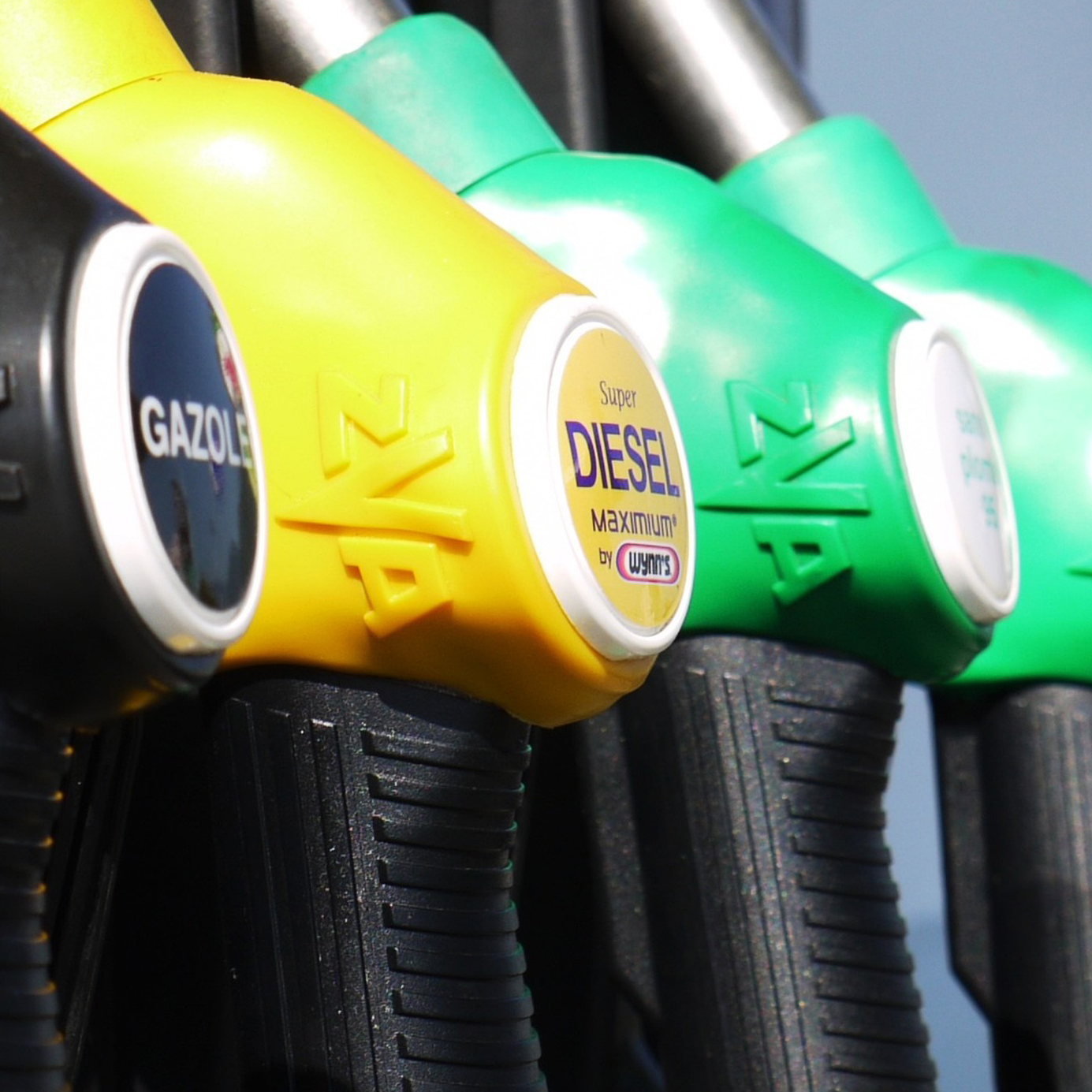 Carburants: E.Leclerc et Carrefour vont vendre 